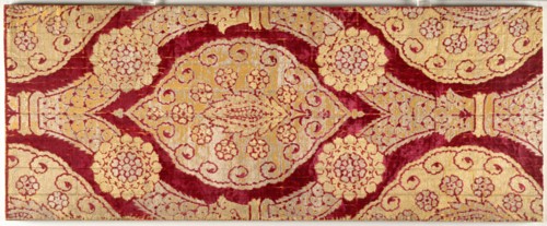 Brocaded velvet with medallions in ogival lattice, late 1500s. Turkey, Istanbul or Bursa. Velvet,