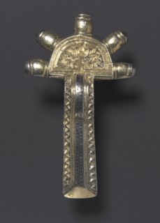 Bow Fibula, 500-550. Frankish, 6th century. Silver gilt and niello; overall: 7.7 x 4.5 x 1.1 cm (3