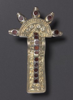 Bow Fibula, 500s. Frankish, 6th century. Silver gilt with garnets; overall: 9.1 x 5.7 x 2.7 cm (3
