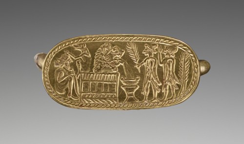 Ambush at a Fountain; Etruria; 550 - 500 B.C; Hoop: gold-plated silver; bezel: gold; 2.1 × 1 cm, 13,16 × 3,8 in