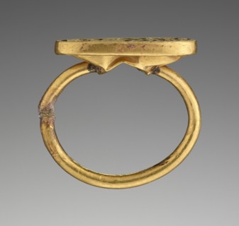 Ambush at a Fountain; Etruria; 550 - 500 B.C; Hoop: gold-plated silver; bezel: gold; 2.1 × 1 cm, 13,16 × 3,8 in