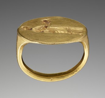 Ring Engraved with a Muse Holding a Mask; 325 - 300 B.C; Gold; 2.2 × 2.1 cm, 7,8 × 13,16 in