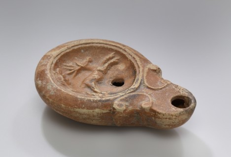 Lamp; North Africa, Tunisia; late 1st century; Terracotta; 9.5 x 2 x 6.8 cm, 3 3,4 x 13,16 x 2 11,16 in