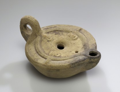 Lamp; Greece, Corinth, early 2nd century; Terracotta; 4.2 x 7.1 x 9 cm, 1 5,8 x 2 13,16 x 3 9,16 in