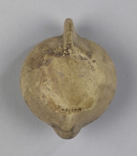 Lamp; Greece, Corinth, early 2nd century; Terracotta; 4.2 x 7.1 x 9 cm, 1 5,8 x 2 13,16 x 3 9,16 in