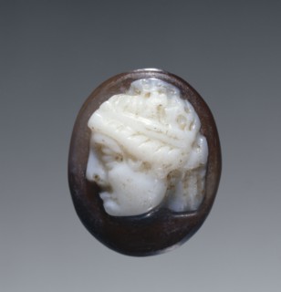 Cameo Gem; Italy; late 1st century B.C. - early 1st century A.D; Sardonyx; 1.2 x 0.9 cm, 7,16 x 3,8 in