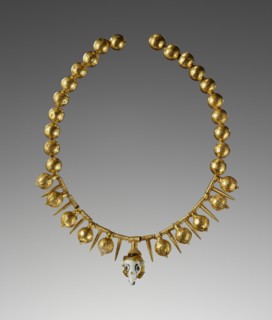 Necklace with a Pendant Featuring a Head of a Ram; Etruria; 525 - 500 B.C; Gold and glass; 29 × 2.5 × 2.5 cm, 11 7,16 × 1 × 1 in