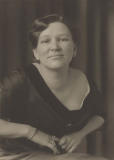 Phyllis Hatton; Frederick H. Evans, British, 1853 - 1943, about 1900; Platinum print; 20 x 14.1 cm, 7 7,8 x 5 9,16 in