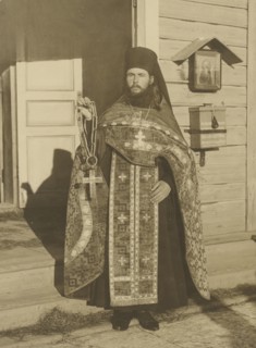 Priest with an old miracle-working cross; Karl Karlovitz Bulla, Russian, 1854 - 1929, 1913; Gelatin silver print