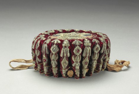 Gaming Purse, Bourse de jeu, Paris, France; early 18th century; Silk velvet with silk and silver-thread embroidery; 6.3 x 14 cm