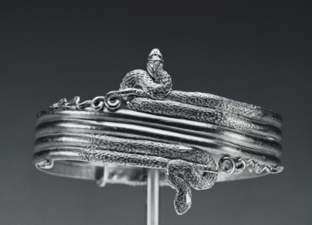 Wrist bracelet in the form of a coiled snake; Egypt; 220 - 100 B.C; Bracelet: Gold; Fastening pin: Copper alloy; 6 × 6.8 cm