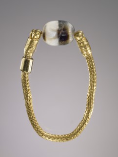 Engraved scaraboid gem set into a swivel ring; gem 5th century B.C; ring modern; Gem: onyx; Ring: gold; 0.7 cm