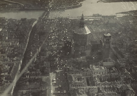 Propaganda Drop in Pavia, Italy; Fédèle Azari, Italian, 1895 - 1930, Milan, Italy; 1914 - 1919; Gelatin silver print
