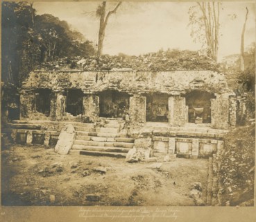 Fotógrafia del costado occidental del gran patio de Palacio, de Palenque, Chiapas, Views of Aztec, Maya, and Zapotec ruins in