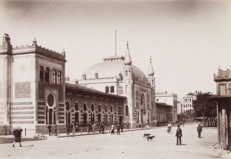 Cours des chemins de fer orientaux: vue générale des bâtiments, Constantinople and Bosporus: views and people