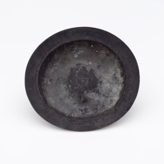 Tin plate, plate crockery holder tin, cast Deep plate middle arched reinforced bottom edge profile at bottom. Concentric circles