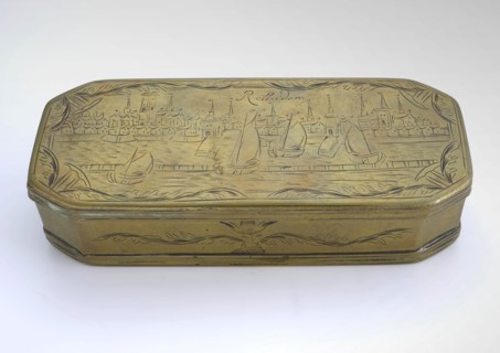 Copper tobacco box with face on Rotterdam, on the underside the Rotterdam weapon, tobacco box holder metal copper, cast engraved
