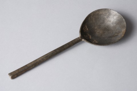 Tin spoon, almost round scoop blade, rose mark and initials C, spoon cutlery soil find tin metal, cast Figs-shaped bowl small