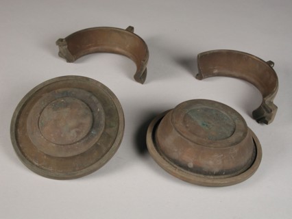 Four-piece bronze mold for top of chamber pot with initials IVDP and 1752, cast molding tool tools base metal bronze, and 1752