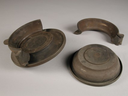 Four-piece bronze mold for collar of chamber pot with initials DIM, cast molding tools tool base metal bronze, cast turned