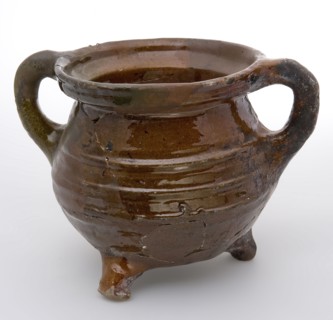 Pottery grape on three legs, two sausages, three ribs on the shoulder, grape cooking pot tableware holder kitchenware