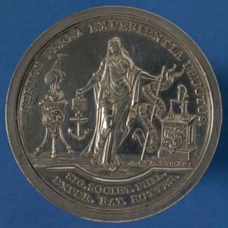 Price medal of the Batavian Society, first beaten in 1770, prize medal medal silver, Standing female figure in the right hand