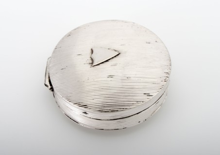 J.P. Sperna Weiland, Silver round peppermint box, peppermint box box holder silver, running lion