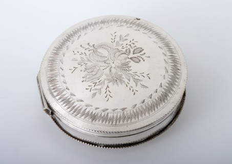 J. van Geelen Czn. (?), Round silver peppermint box, peppermint box pillbox box holder silver, Silver peppermint box made in