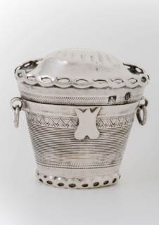 Silversmith: D.H. Greup, Silver lodger's box, loddereindoos box holder silver, stamped Foot box lid two eyes two rings truncated