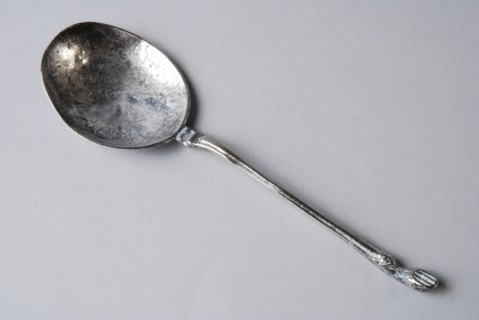 Pieter Caesar (?), Spoon with goat's paw, rat's tail, goat's spoon spoon cutlery silver, forged cast Round bowl profiled handle
