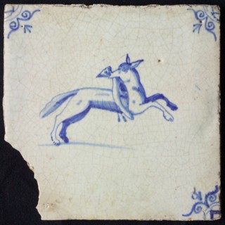 Animal tile, jumping fox to the right with bird in the mouth, in blue on white, corner pattern ox head, wall tile tile sculpture