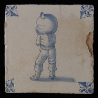 Profession tile, blue with bag carrier, man with bag high on the shoulder, corner pattern lily, wall tile tile sculpture