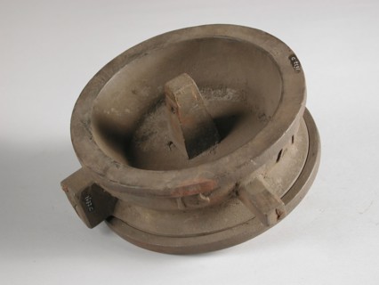 Jan Timmers, Four-piece bronze mold for top of chamber pot with initials IT and 1751, mold casting tool tools kit metal
