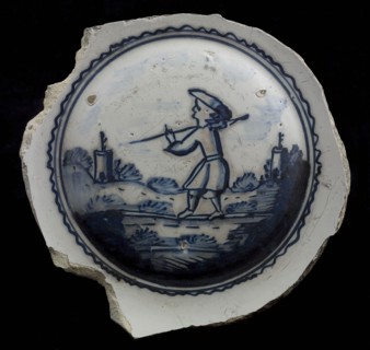 Mirror fragment of majolica pancake dish with shepherd in landscape, in blue on white fond, pancake dish dish crockery holder
