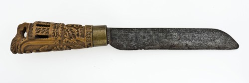 Konynenburg, Knife with wooden handle with elaborate carving, hunting scene, on top of lion, in the lattice grating