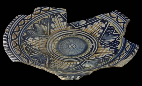 Majolica dish, polychrome, rosette and star shape in the rim, plate dish tableware holder majolica soil finding ceramic