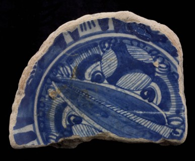 Fragment majolica plate, blue on white, Chinese inspired decor, border in Wanli style, plate dish crockery holder soil find