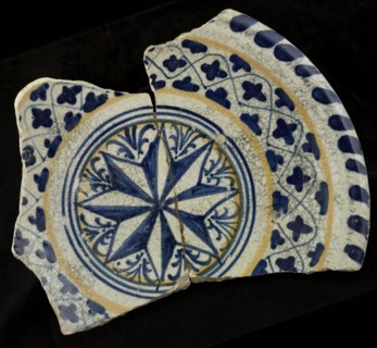 Fragment majolica dish, in the middle an eight-pointed star, blue and yellow, dish crockery holder earth discovery ceramics
