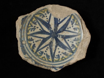 SK?, Fragment majolica bowl or plate, polychrome, eight-pointed star, signed, bowl plate crockery holder soil find ceramic