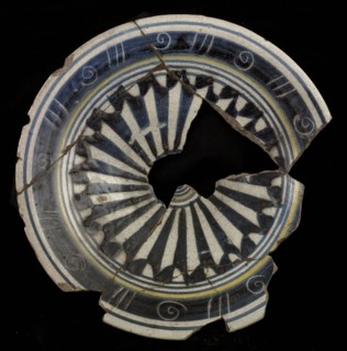 Majolica dish, round-and-white blue and white fan motif, polychrome, sgraffito over the edge, dish crockery holder soil find