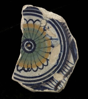 Fragment majolica dish, polychrome, in the middle of green rosette, dish crockery holder soil find ceramic earthenware glaze