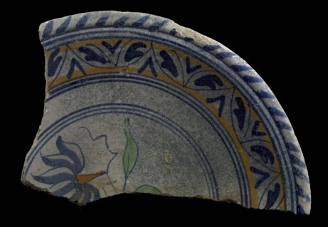 Fragments majolica dish, polychrome, flower on the ground and cable edge, plate crockery holder soil find ceramic earthenware