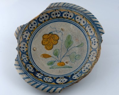 Majolica dish, polychrome, flowering plant in the mirror, plate crockery holder earth discovery ceramics pottery glaze, baked
