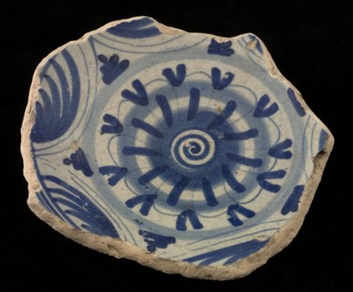 Fragment majolica dish or bowl, blue on white, with rosette in the middle, dish plate bowl crockery holder soil find ceramic