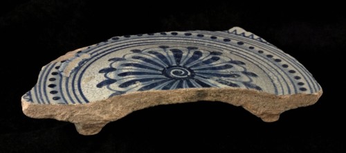 Fragment majolica dish, blue on white, in the middle rosette, convex mirror, plate crockery holder soil find ceramic earthenware