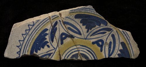 Fragment majolica dish, polychrome, concentric circles and leaf motifs, plate crockery holder soil find ceramic earthenware