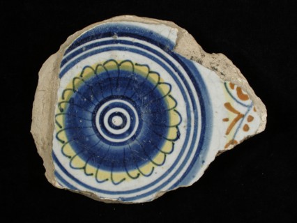 WJ, Fragment majolica dish, polychrome, rosette, signed, plate crockery holder soil find ceramic earthenware glaze, Cooked