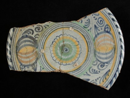 FP, Fragment majolica dish, polychrome rosette, signed, plate crockery holder soil find ceramic earthenware glaze, Cooked on