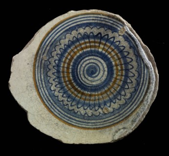 Fragment majolica dish, rosette, in the middle rosette and concentric circles, dish plate tableware holder soil find ceramic