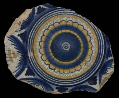 Fragment majolica dish, polychrome, in the middle rosette and circles, plate crockery holder soil find ceramic earthenware glaze